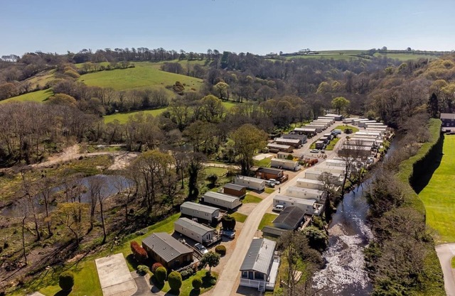 Lynher Retreat sleeps up to 4 guests, with a master double bedroom with an en suite W.
