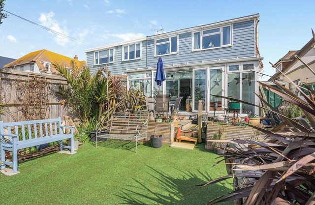 Superb seaside house with sea views and proximity to local amenities.