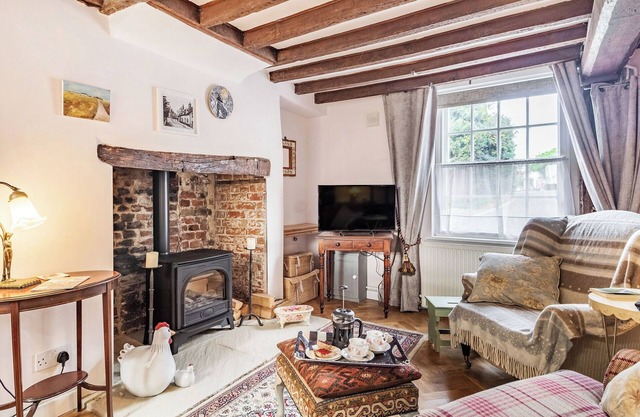Charming cottage in the thriving market town of Bungay with plenty of eateries to enjoy.