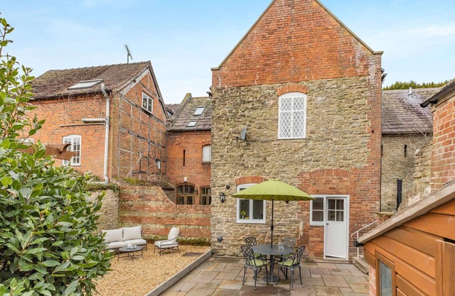Delightful mid terrace property set in the popular town of Ludlow close to all town amentites.