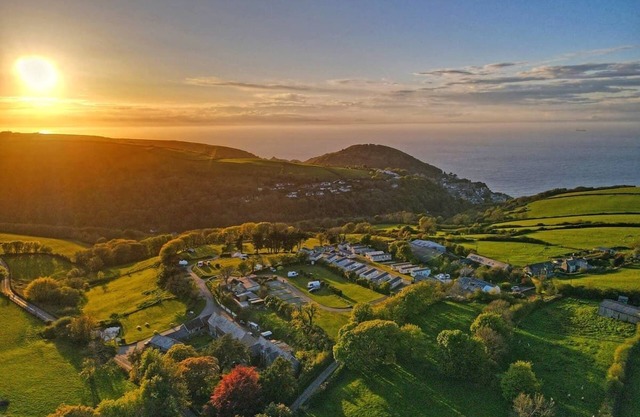 Woody Bay Lodge sleeps up to 4 guests, featuring a master double bedroom and a twin room.