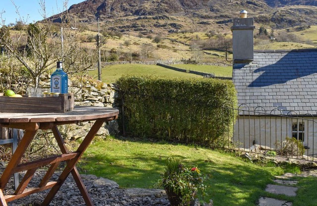 2 bedroom accommodation in Manod, near Blaenau Ffestiniog