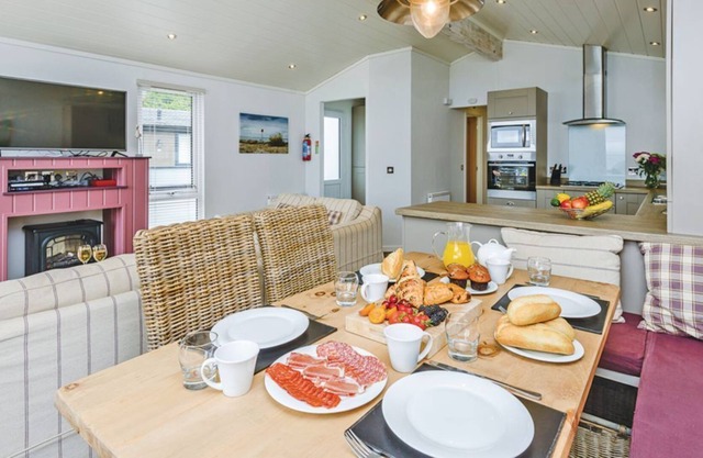 2 bedroom accommodation in Wootton, Nr Cowes