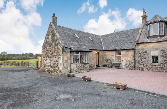 2 bedroom accommodation in Ayr