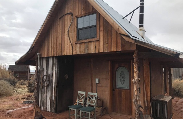 Charming 2-bedroom cottage with WiFi and AC in delightful Cane Beds