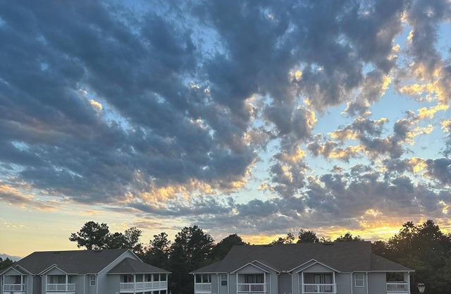 2 bedroom and 2 bath condo located 4.5 miles from Gulf Shores Beach.