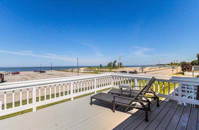 2-bedroom Apartment-2 Balconies-Personal Patio-Porch-Lake Michigan View-Sleeps 8