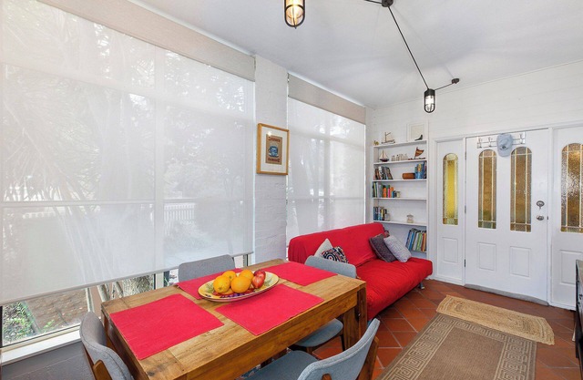 2 bedroom apartment 1 min walk from beach! Family friendly sleeping 6 people.