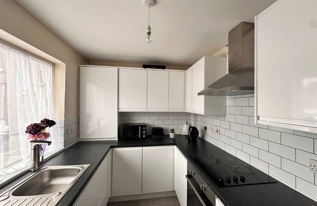 2 Bedroom Apartment-Sleeps 6-Parking-WiFi