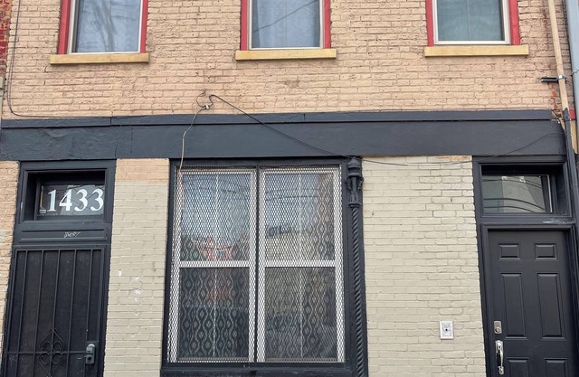 2-bedroom apartment in superb OTR with AC, WiFi and a spacious open layout.