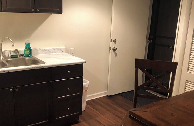 2-bedroom apartment in charming Louisville, close to Churchill Downs
