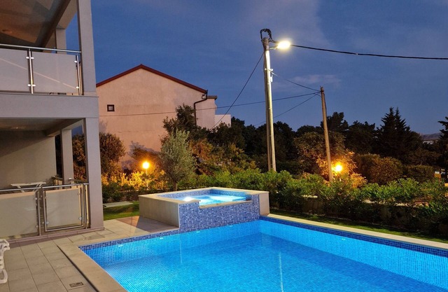 2 bedroom apartment with pool and seaview!