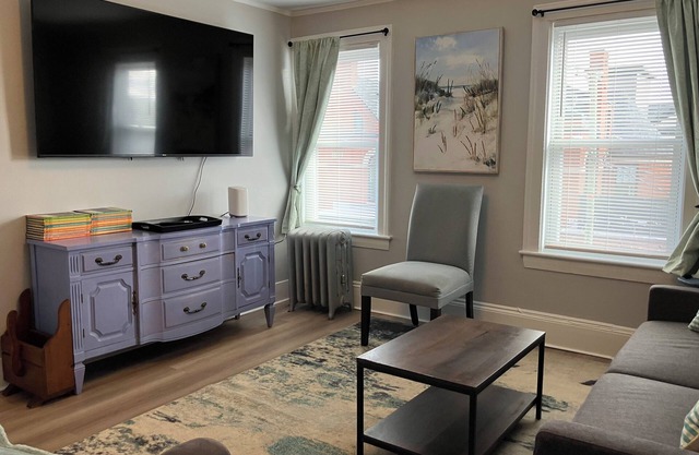 2-Bedroom Apt Near UNH, Portsmouth! - Parking, Full Kitchen, Free Wine!
