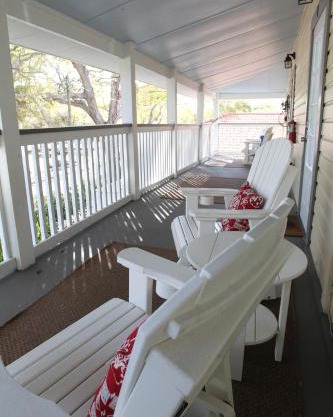 2 Bedroom Apt Overlooking Dunedin Town Square NO KIDS, NO PETS
