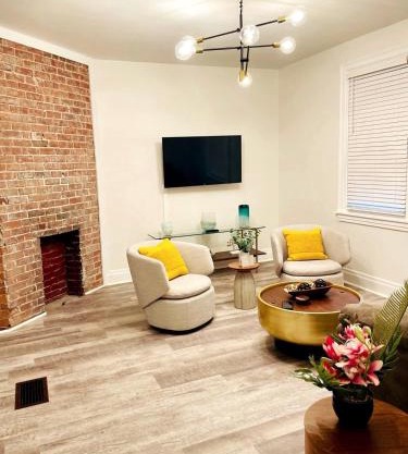 2 Bedroom Apt - Stylish, Modern, And Convenient!