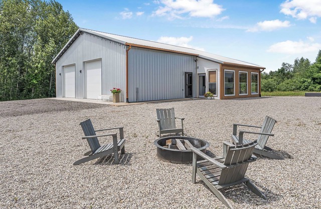 2 Bedroom Barndominium with loft, minutes away from charming Elk Rapids