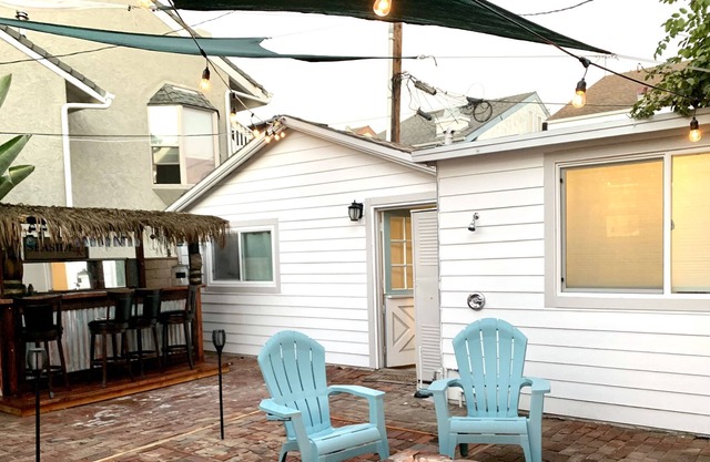 *rare* 2 bedroom beach cottage with yard. Include outdoor shower, firepit &bikes