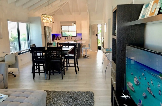Vue sur la plage et la piscine de 2 chambres! SMB