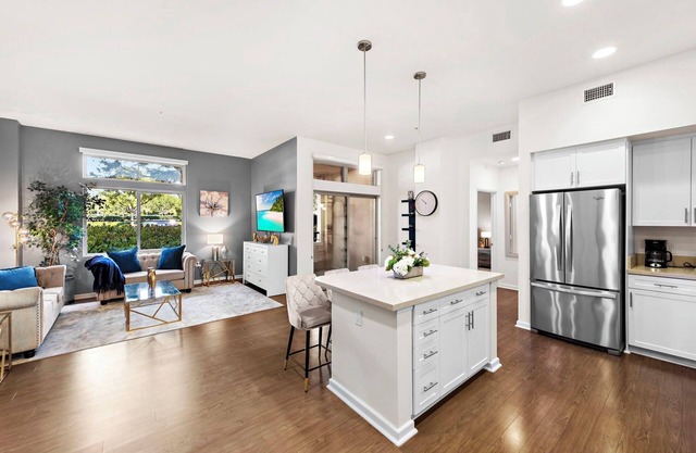 2-bedroom beauty Walking Distance to Irvine Spectrum/ 15 minutes to disney