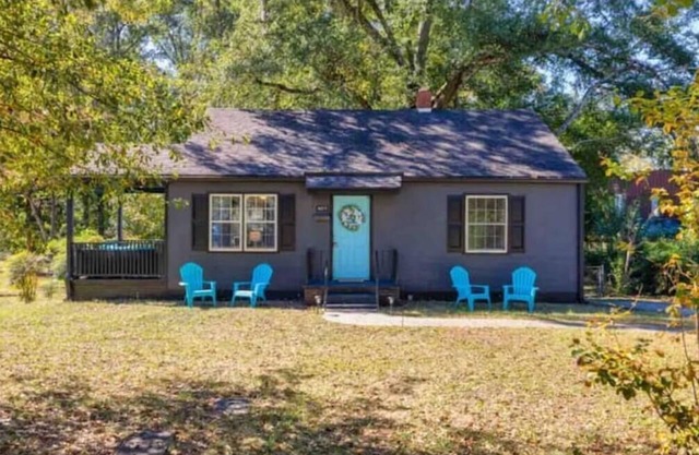 2 bedroom beauty with patio and yard, next to legion field