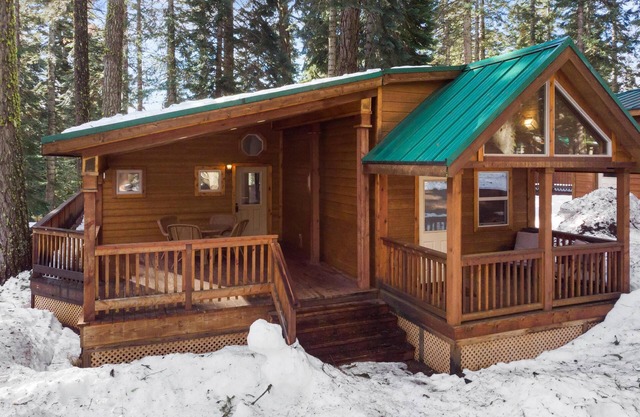 2 bedroom cabin, huge deck, lodge-style furnishings.