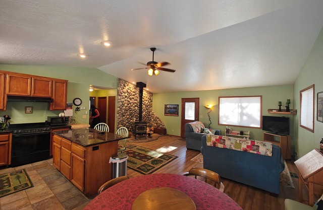 Cozy 2-bedroom cabin in Lake Almanor West