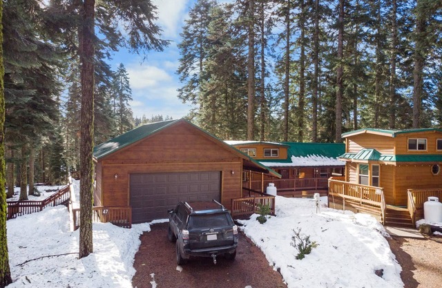 2 bedroom cabin plus loft, huge deck, lodge-style furnishings.