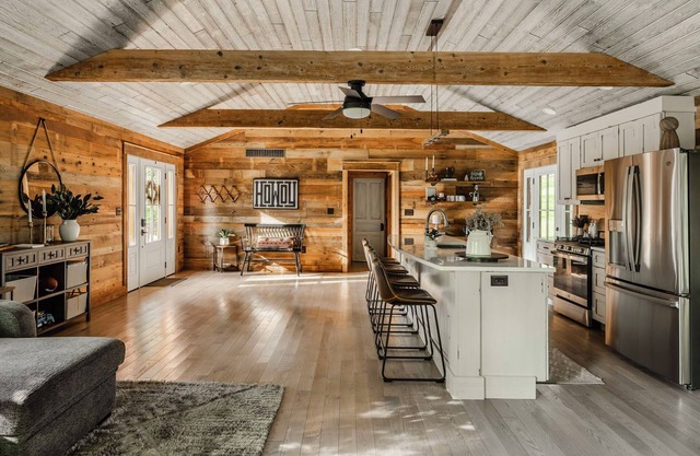 2 Bedroom Cabin with Pickleball Court, Sectional Couch and Outdoor Dining