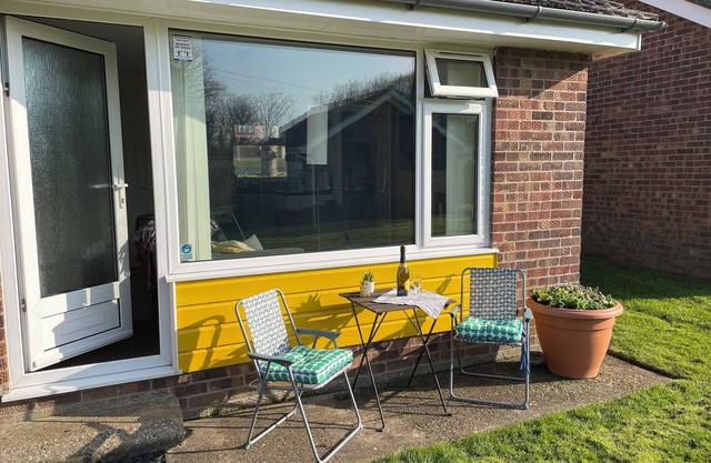 2 bedroom chalet 5 minutes walk to shops, pubs and a large dog-friendly beach,