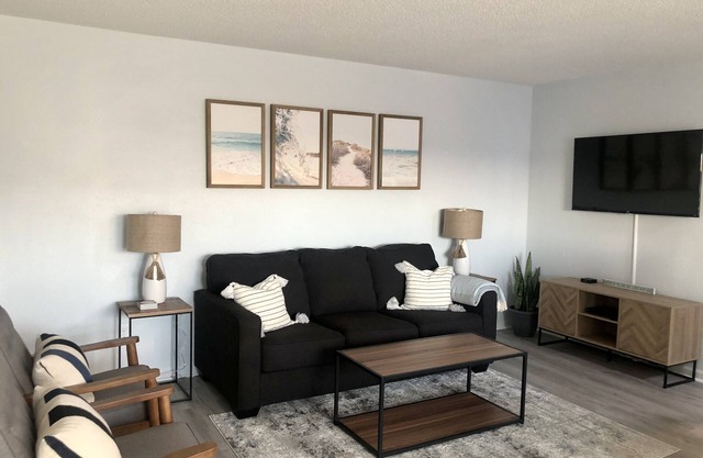 2 bedroom condo 2 blocks to the beach!