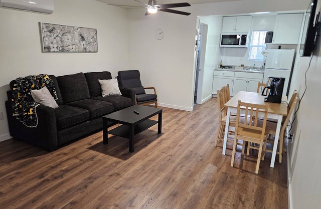 2-bedroom Condo #2 at Bennettscape Lodge with WiFi, AC by Bennett Spring Park