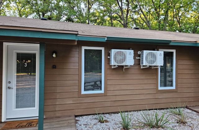 2-bedroom Condo #3 at Bennettscape Lodge with AC, WiFi by Bennett Spring Park