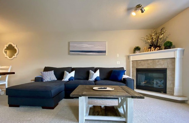 2 bedroom condo on Skaha lake 10 mins to Penticton