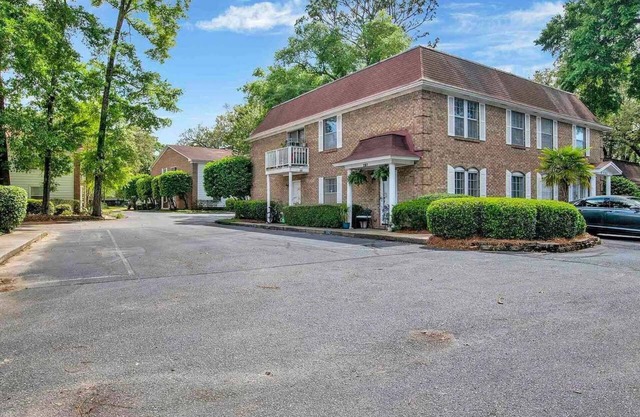 2-bedroom condo in charming Pensacola with AC, WiFi