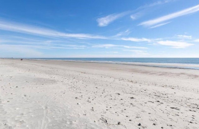 2-bedroom condo in fantastic Myrtle Beach with AC, fitness room