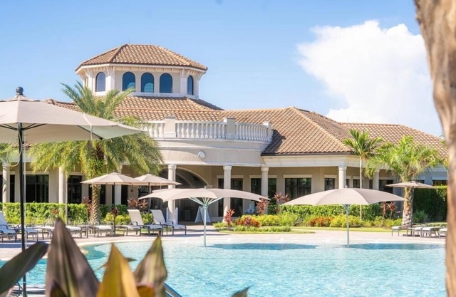 2-bedroom condo in wonderful Bradenton with AC, fitness room