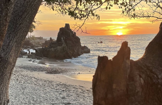 2 bedroom condo with ocean view 5 min to Beach