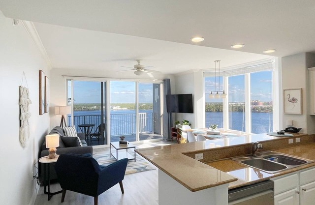 2-bedroom condo w/ stunning lake and Disney views