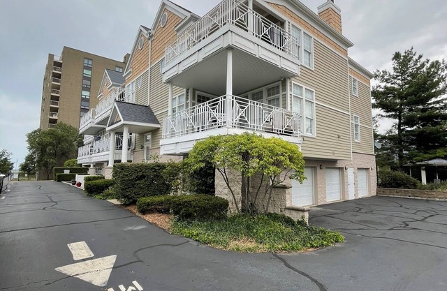 2-bedroom condo with WiFi, indoor pool, hot tub in delightful Michigan City
