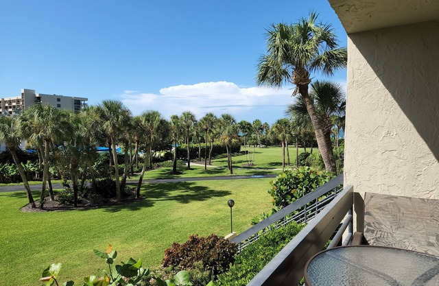 2 Bedroom Condo With Lanai Exit On Longboat Key By FVC