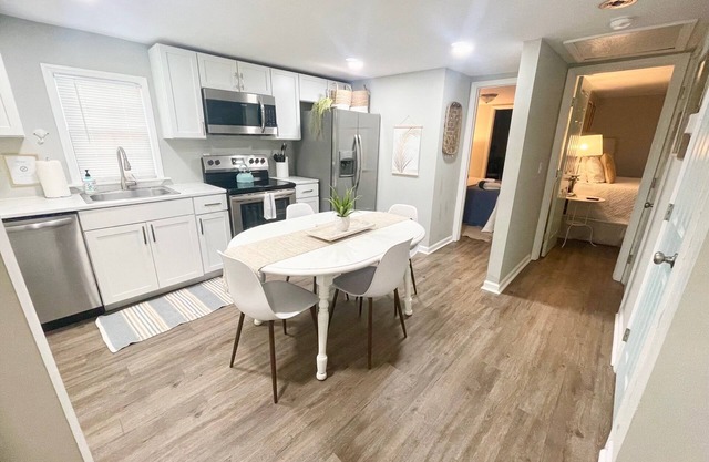 2 Bedroom Cottage10 min from Downtown! Pet & Family Amenities Available