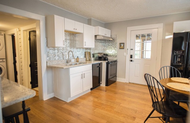 2-Bedroom Cottage / Near Sovah Health, Casino & Averett University /