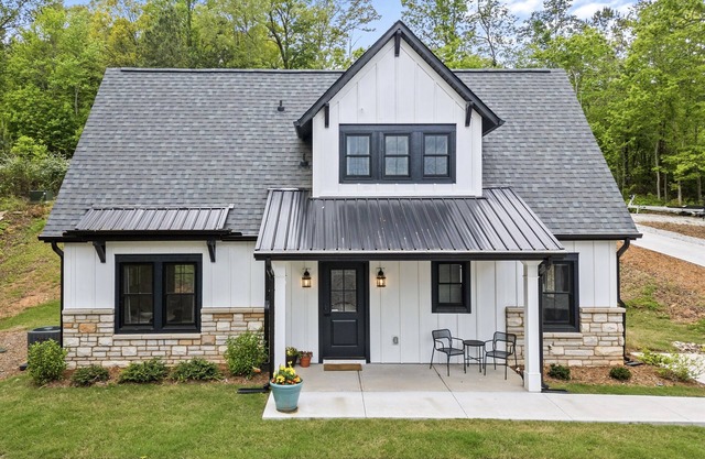 2 Bedroom Cottage on Lake Keowee- Lake/Dock Access- 15 Min to Seneca