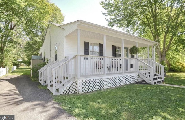 2 Bedroom Cozy Beach Cottage with Beach Access
