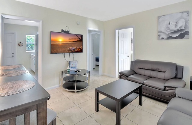 2 bedroom cozy Cottage walk to Atlantic Ave