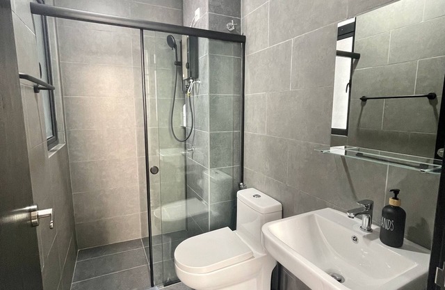 2 Bedroom Cozy Suite with Attached Bathrooms