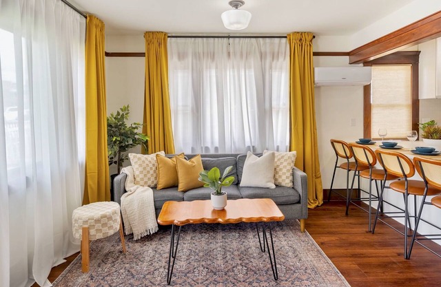 2 Bedroom Craftsman : KING Bed : Views : Parking :: Between Disney/Universal