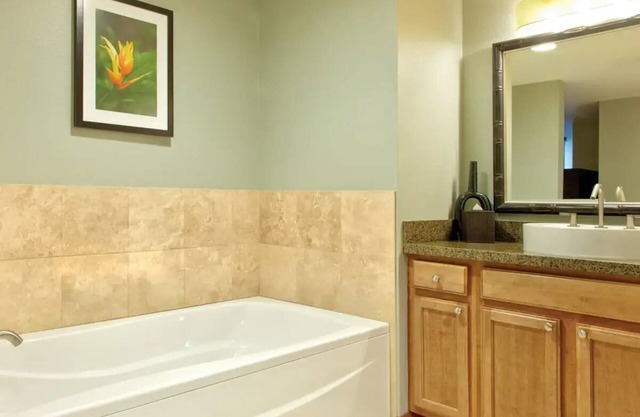 2 Bedroom Deluxe Lower Level - Full Kitchen - Waikiki Beach Walk AUG 17 to 24