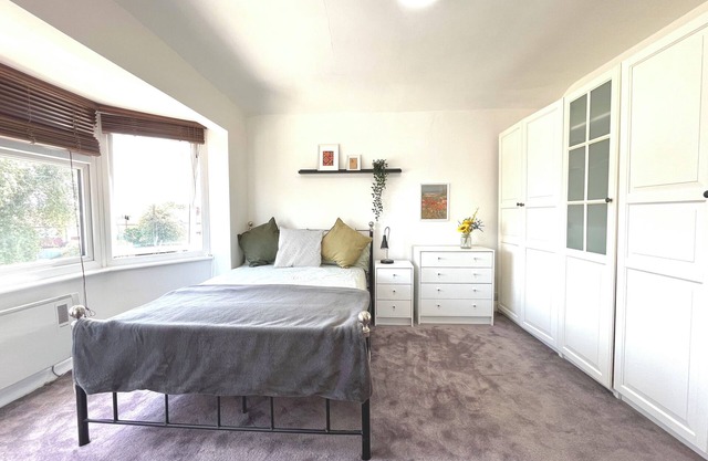 2 bedroom entire flat, 15 min from tube station, family friendly