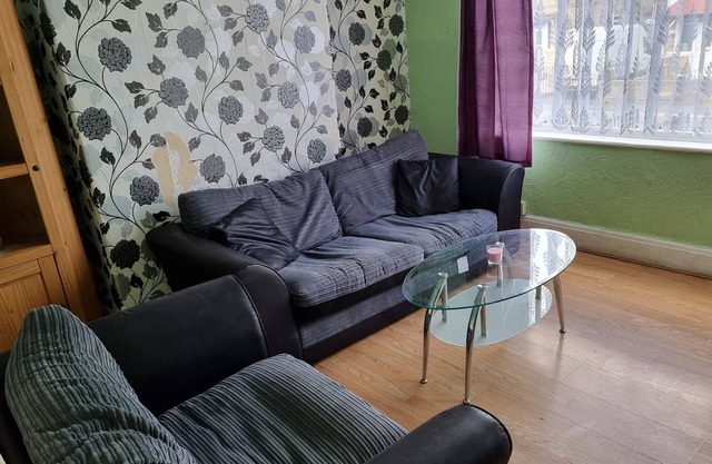 2 bedroom ENTIRE HOUSE with private garden!!!!!